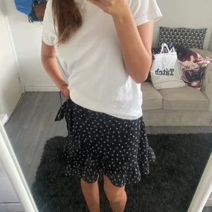 Svart blommig kjol - Denna kjolen är köpt ifrån New Yorkers, knappt använd. Den är i st S men passar även som XS. 