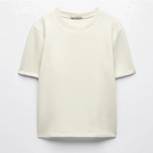 Zara tröja soft - Säljer min fina tröja från zara som knappt är använd❤️fint skick och är i storlek S. !!BUDA ENDAST OM DU ÄR SÄKER PÅ ATT KÖPA!!