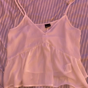 Vitt linne - Säljer denna då den inte passar, köparen står för frakten! Skriv för mer information💕