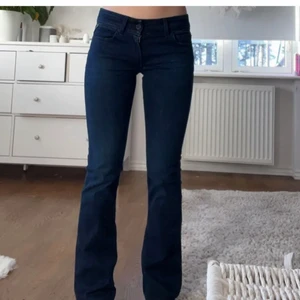 lågmidjade jeans - säljer dessa snygga lågmidjade jeansen från replay! köptes har på plick men tjejen hade aldrig använt de, så de är i nyskick🫶 storlek 25-26, och längden skulle passa någon från 158-168. nypris var 900 och säljer för 400 💗 