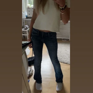 Jeans bootcut lågmidjade crocker - Hej! Säljer dessa jeans i storlek 25!💙 lågmidjade och bootcut😇