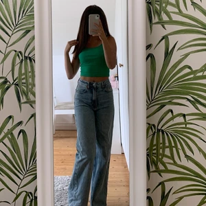 Högmidjade vida jeans - Säljer för dom har blivit för tighta för mig. Det står att längden är 32 men dom är uppsydda och passar någon som är runnt 162 eller längre 💕 Köpta för 600 kr men säljer för 200 inkl frakt! 💓 Har en repa på baksidan. 