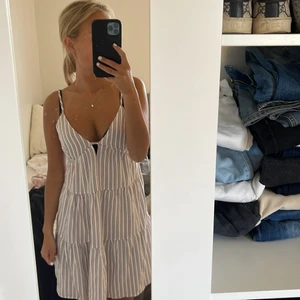 Fin klänning - Sommar Klänning med lapp kvar, aldrig använd 