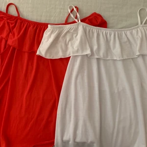 Volang linnen🤍❤️ - 2st linnen, ett rött och ett vitt. Jättefina med volang och off-shoulder armar, passar bra in i Stockholmstilen❤️storlek S på båda och de är från ”mywearwoman”. Säljer en för 35 och båda för 50kr