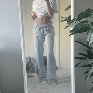 Raka mjukisbyxor - Grå raka LÅNGA mjukisbyxor från MyProtein köpta förra veckan, storlek XS. Beställde två par och XS passade mig inte. På bilderna har jag på mig storlek XXS. Dom som säljs har alla lappar kvar. Skulle säga att dom är mer som S/M. Hela byxan är 110 cm lång.