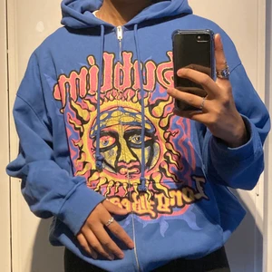 Blå hoodie med dragkedja och tryck - Älskar den här hoodien men säljer för att jag tyvärr inte använder den så ofta:/ supersnygg med jättehäftigt tryck! Mycket bra skick!