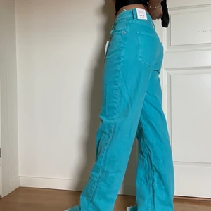 Blå byxor - Skit coola jenas från zara som jag dessvärre inte tycker sitter rätt på mig. Helt oanvända med prislappen kvar. Jag på bilden är 174cm lång💕 
