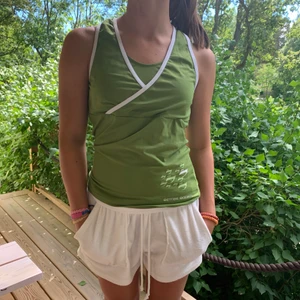 Topp - Somrig grönt linne i träningsmaterial🤩 lite slitet på ena bröstet, men inget som syns tydligt! Frakt 24kr 