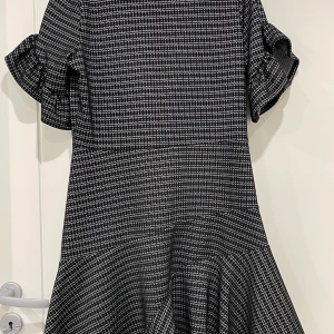 mango klänning str L - fin mango klänning str l  använd bara ett par gånger l ny skick  stretchig 97% polyester 3% elastan 