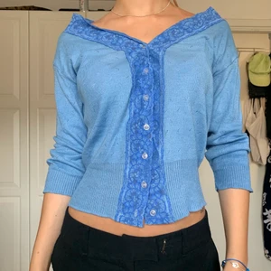 Blå tröja storlek S - Säljer denna söta topp med spetsdetaljer!Troligen i storlek S, märket är okänt, annars bra skick. Frakt blir 51kr men kan även mötas upp💞⭐️