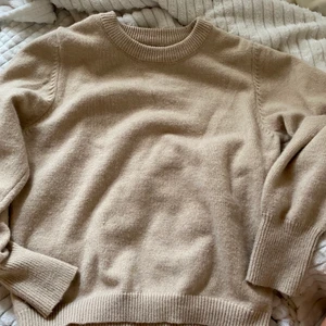 Stickad tröja - jättefin stickad tröja säljer då jag har för många, köpte på plick för 250kr säljer för 100kr. Beige färg stl S, jätte skönt material. kan posta och mötas upp i sthlm❤️