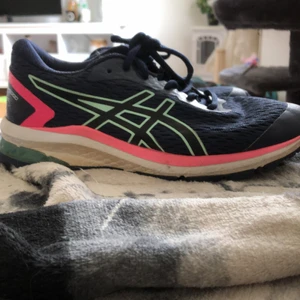 Vanliga tränings skor - Ett par vanliga träningsskor