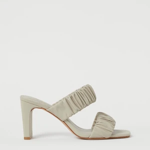 Klackar hm  - Beige slip in klackskor. Läderimitation. Använda ett få tal gånger. I storlek 37, klackhöjd 8 cm. Ordinarie pris 299 kr 