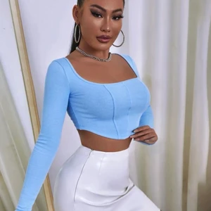 Blå långärmad crop top - Säljer den här fina tröjan från SHEIN i storlek M/38 då jag inte använder den. Nästan helt i nyskick. 