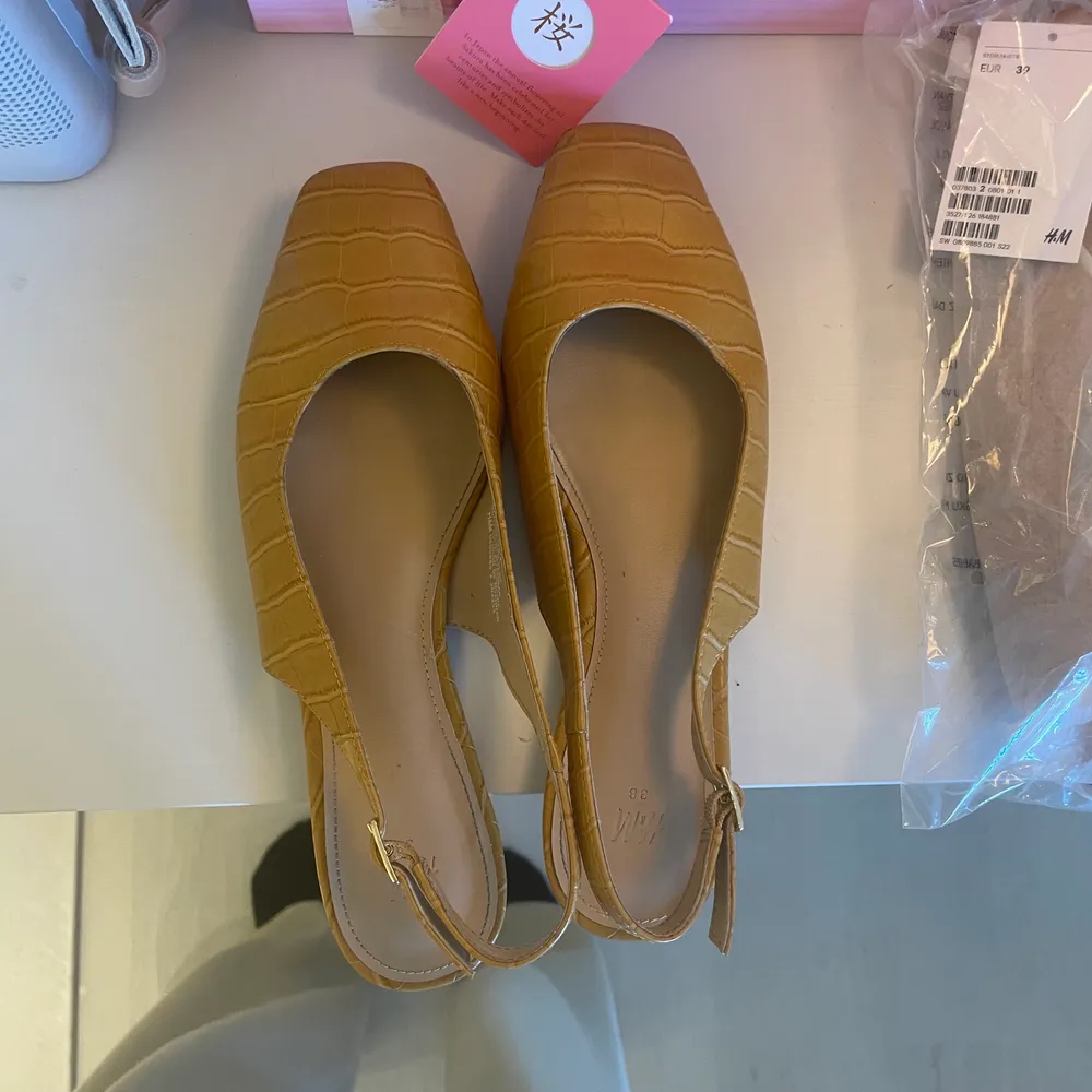 Säljer ett har helt oanvända ballerina skor, köpte två storlekar och glömde lämna tillbaka de andra💓. Skor.