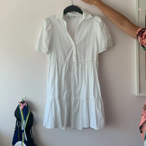 Zara klänning - Säljer min jättefina klänning från zara. Ändast använd 1 gång så den är i nyskick 🤍 du står för frakten ☺️