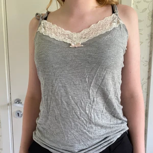 Grått linne med spets - Fint linne från Lindex i storlek S. Säljer för 50kr + frakt🫶🏼