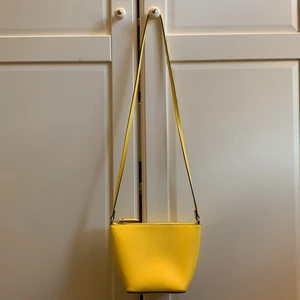 H&M - Gul väska som nästan aldrig är använd💛 Troligen från H&M. Måtten är 21•16 cm. Kontakta mig vid intresse!