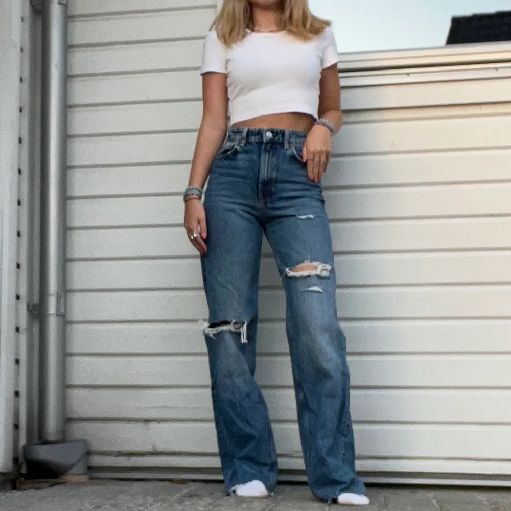 Jeans från Zara som endast är använda ett fåtal gånger då de inte riktigt är min stil och är därför i väldigt bra skick. Vill få dem sålda så pris går att diskutera!💗. Jeans & Byxor.