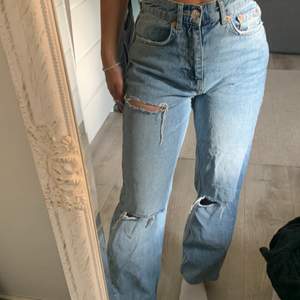 Säljer dessa jeans då dom inte kommer till användning längre, jag är 155 cm lång . Använt fåtal gånger och är i ett bra skick. Köparen står för frakt. 