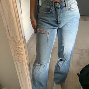 Hög midja jeans  - Säljer dessa jeans då dom inte kommer till användning längre, jag är 155 cm lång . Använt fåtal gånger och är i ett bra skick. Köparen står för frakt. 