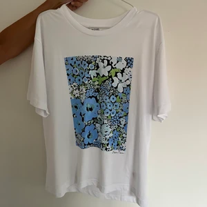 Monki t-shirt - Helt oanvänd t-shirt från monki till salu. Köpte den nyligen. Stl: M Köparen står för frakten! 🦋