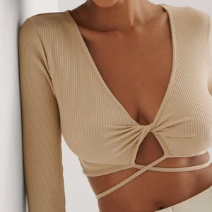 Topp från NaKd - Beige oanvänd topp från Nakd, frakt tillkommer 