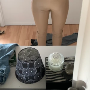 Skinnbyxor beigea - Beigea skinnbyxor med slits baktill från zara storlek S nytt skick, knappt använda