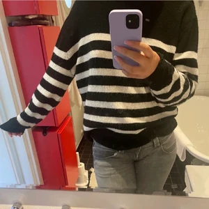 Stickad tröja  - Jättefin stickad tröja från hm💕Nästan som ny! Storlek S❤️lånade bilder skriv för fler egna💕 TRYCK INTE PÅ KÖP NU!!