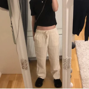 Linnebyxor - Jag säljer nu dessa jättefina Linnebyxor från H&M!😍 De är i storlek S och är i jättebra skick. Passar perfekt till sommaren och de är tillräckligt långa på mig som är ca 165cm när jag har de lågmidjat🥰 Köptes för 199kr och säljes för 150kr+ frakt!🤩