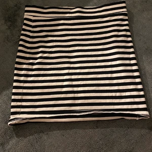 Randig kjol  - Säljer min randiga  mini-kjol , använt en gång .säljer  på grund av den kommer inte till användning längre. köparen   står för frakten . Står inte för postnord slarv. 