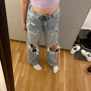 Blå håliga jeans - Jag säljer mina blå håliga jeans som är Midwaist straight säljs pga it används 
