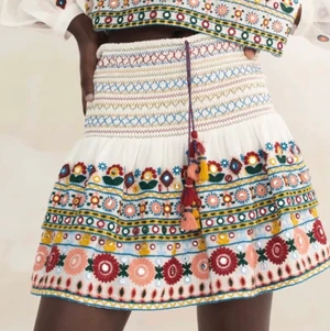 Zara kjol - Säljer min kjol från zara som är helt oanvänd, nypris var 399, därför säljer jag för 350kr Kontakta för bilder på, eller annan information 