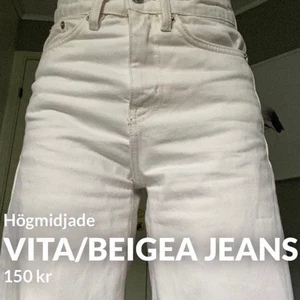 Vita/beiga jesns - Vita/beiga straight högmidjade jeans. Sitter löst men tightare vid rumpan och låren. Storlek xxs. Använt många gånger men bra skick.