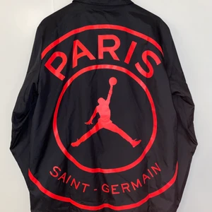 NIKE AIR JORDAN X PSG  - NIKE AIR JORDAN X PSG jacka  Intressekoll!! Kan ta emot byten!   Svart (Röda detaljer)  Storlek M  Skick 10/10 Frågor eller fler bilder? Kom DM🤙 Pris kan diskuteras