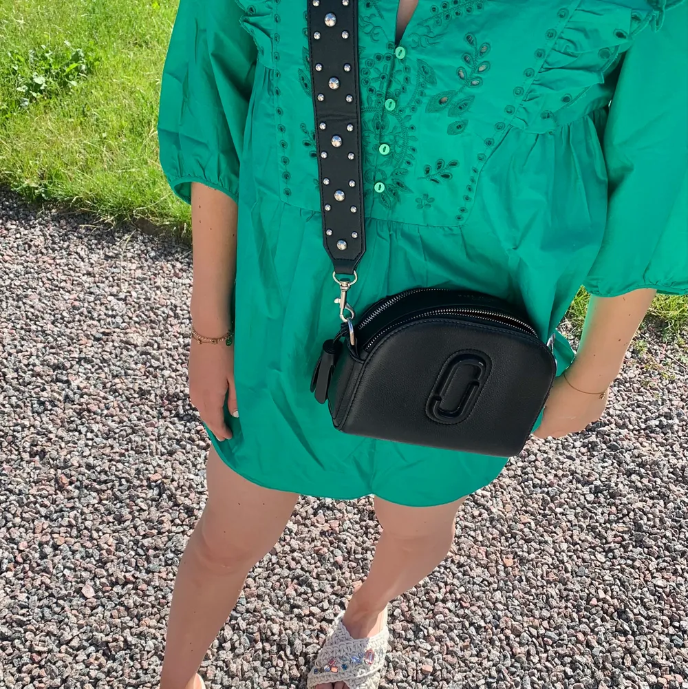 Hej Säljer en super fin och slutsåld klänning från zara i storlek s men passar xs-m💕 säljer den då den var för kort för mig som är 175 så därför är den bara testad. Alla lappar finns kvar så den är i nyskick. Nypris 499kr Frakt betalas av köparen🌸. Mekot.