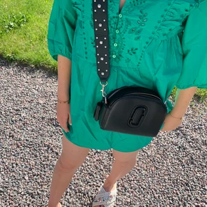 Slutsåld zara klänning  - Hej  Säljer en super fin och slutsåld klänning från zara i storlek s men passar xs-m💕 säljer den då den var för kort för mig som är 175 så därför är den bara testad. Alla lappar finns kvar så den är i nyskick. Nypris 499kr Frakt betalas av köparen🌸