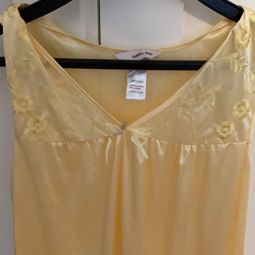 Ett silkes nattlinne som jag köpt på beyond retro! Skit fin och superskön, lite genomskinlig. Mycket vacker gul:) . Klänningar.