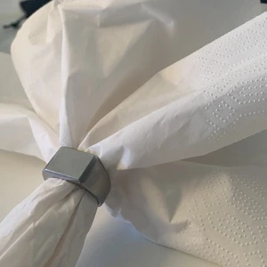 Edblad ring! - Stilren ring från edblad! Super fin ring i toppen skick! Nästintill oanvänd då den inte ringrost är i min stil längre, ringen är ganska stor så passar bättre för folk med stora händer, men är det några andra frågor är det endast att höra av sig☀️