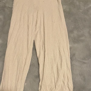 Mjuka byxor  - Mjuka byxor i färgen vit/beige Dem är öppna nere vid benen.  