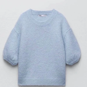 Kortärmad zara tröja  - Lägger upp igen.  Säljer denna kortärmade stickade zara tröjan, helt slutsåld och i bra skick! Tryck inte köp direkt. .