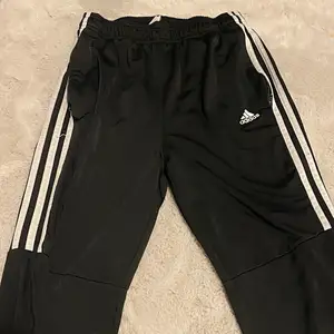 Adidas byxor i färgen svart