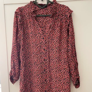 Zara klänning  - En blommig zara klänning i storlek S! Jag har använt den över en bikini, som en strandklänning då den är lite kort på mig. Men den kanske är längre på en kortare person eller en person med annan kroppstyp. 💓🌸🌺