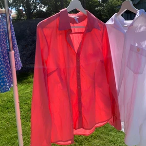 Så snygg rosa skjorta - Så snygg rosa skjorta från H&M, köpt på sellpy men tyvärr inte använts⚡️ Passar s-m