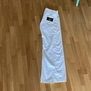 Stone Island byxor  - Vita Stone island byxor. Storlek 30-32 Köpare står för frakt📦