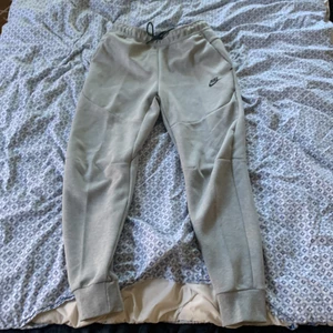 Nike tech fleece byxor - Vill byta dom mot samma fast i storlek S 