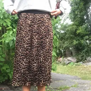 snygg kjol i leopard mönster🧡🧡varan är i mycket bra skick då den endast använts ett fåtal gånger.