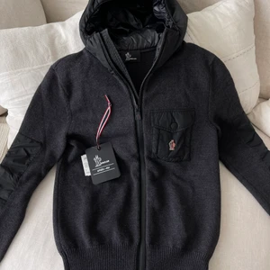 Moncler cardigan  - Säljer nu min Moncler Grenoble Cardigan som inte använts mer än 3 gånger och har aldrig behövts tvättas. Den är helt enkelt precis som ny, 10/10. Storlek S. Nypris 7000kr, mitt pris 3999kr.