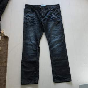 Mörkblå jeans från shine original med en riktigt snygg tvätt. Köpta second hand men aldrig använda. Kan mötas upp på Södermalm, annars betalar köparen för frakten.
