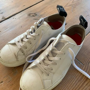 Vita sneakers  - Vita sneakers stl. 40. Från märket ”Good guys dont wear leather”. I använt skick men fortfarande fina. Nypris: 1239kr.